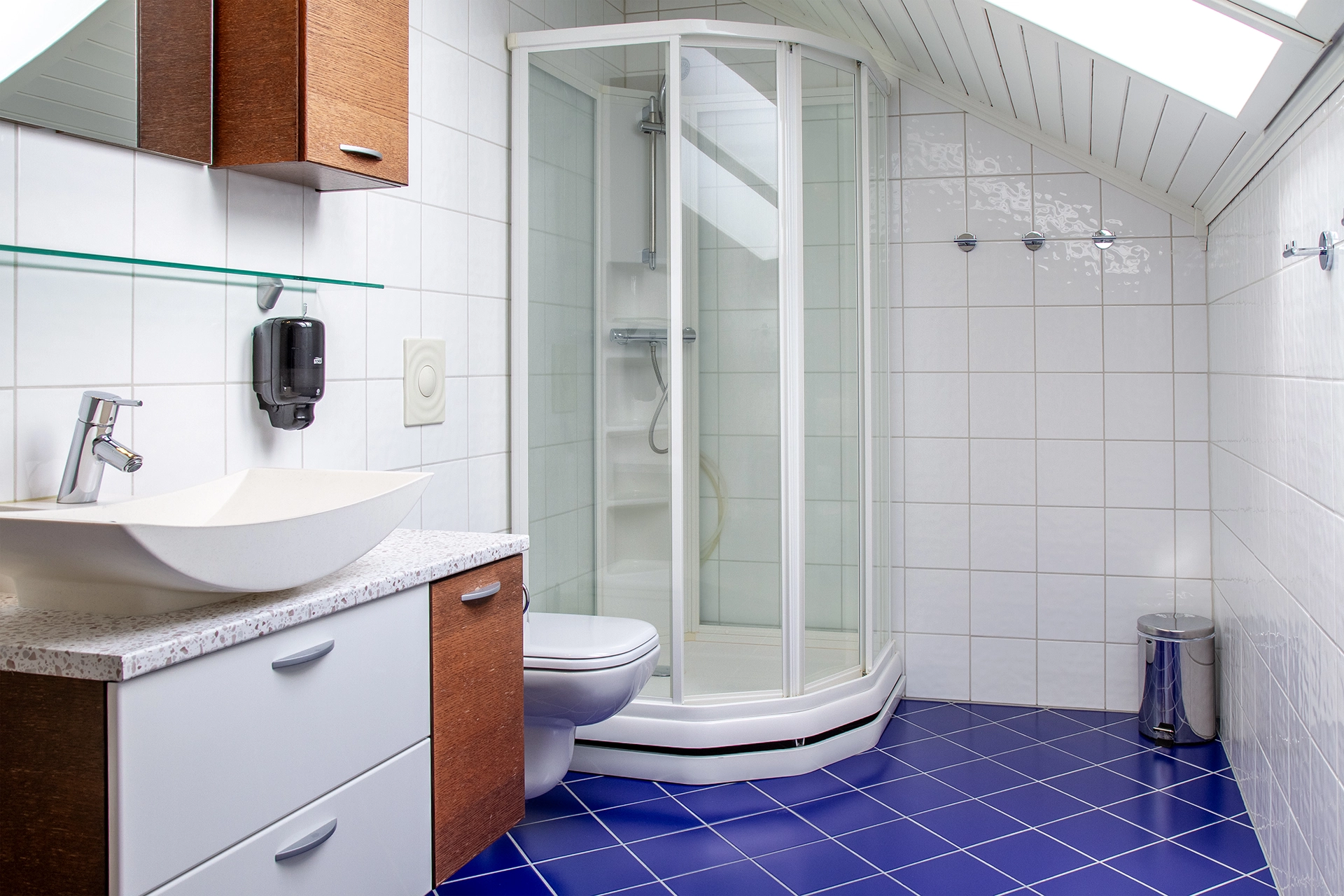 Batroom with shower - Rorbuanlegget Svolvær Havn