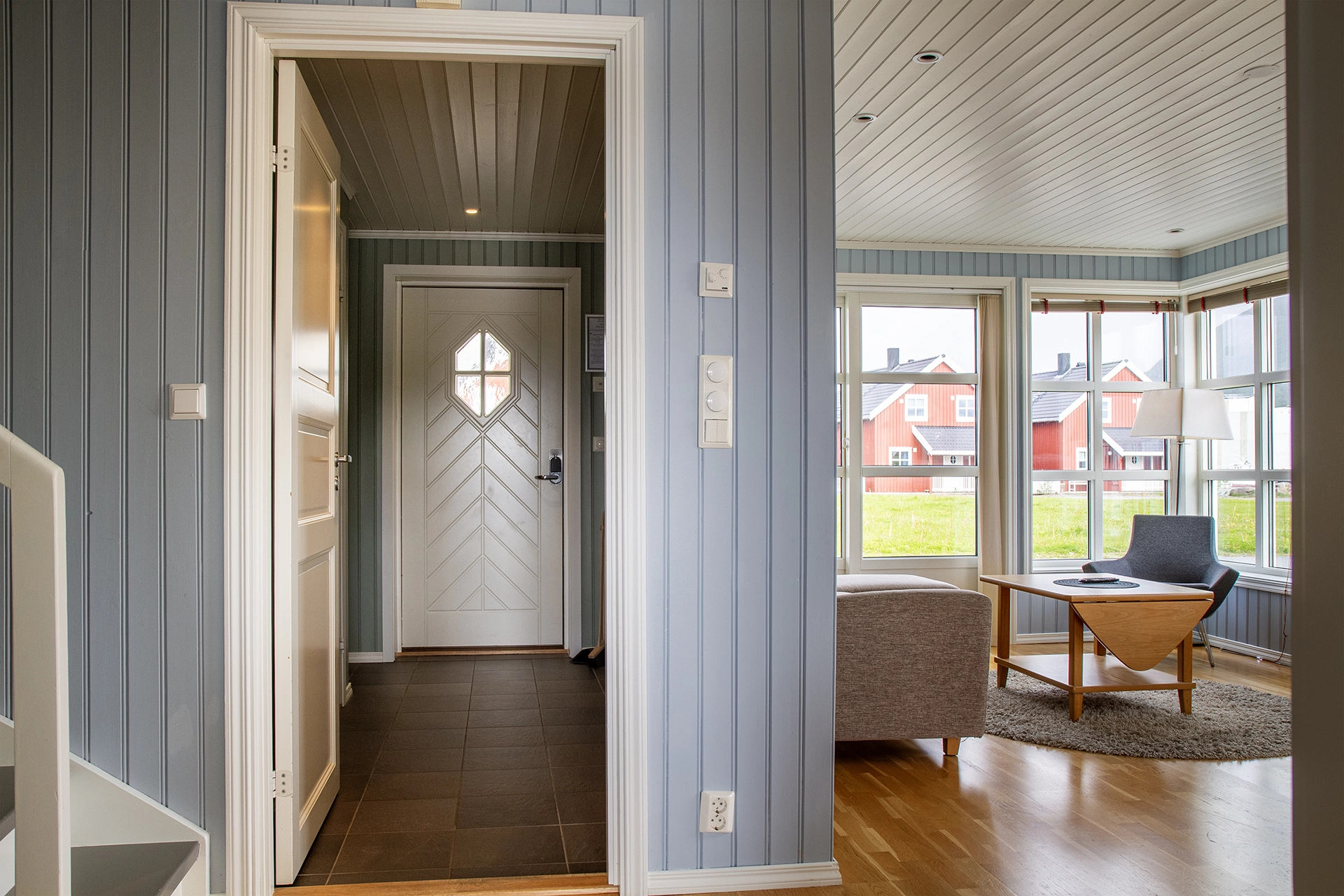 Entrance and living room - Rorbuanlegget Svolvær Havn
