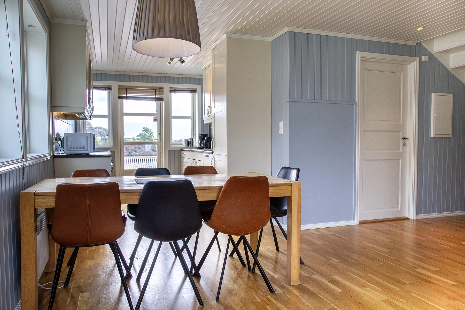 Dining area and kitchen - Rorbuanlegget Svolvær Havn