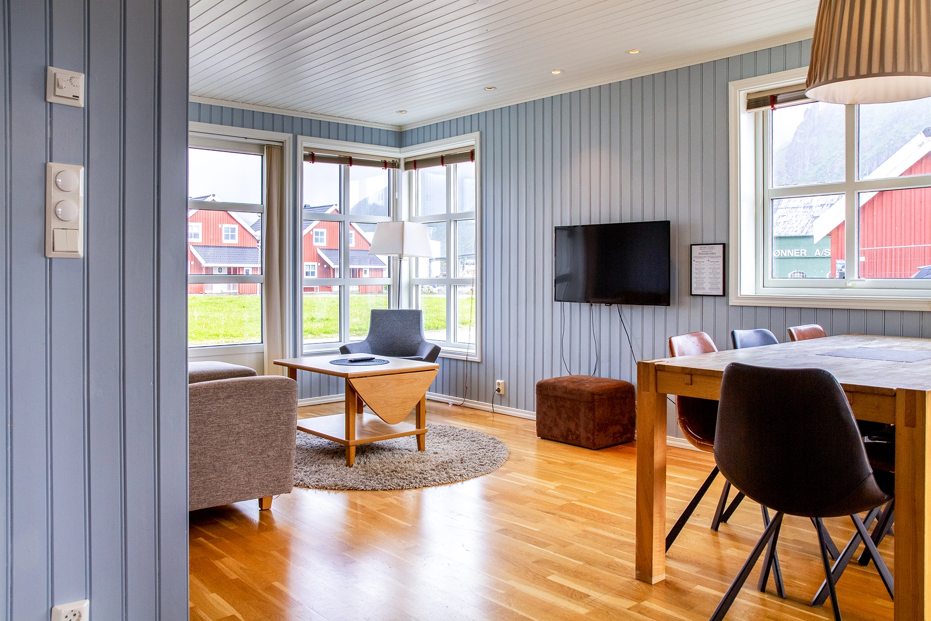 Living room and dining area - Rorbuanlegget Svolvær Havn