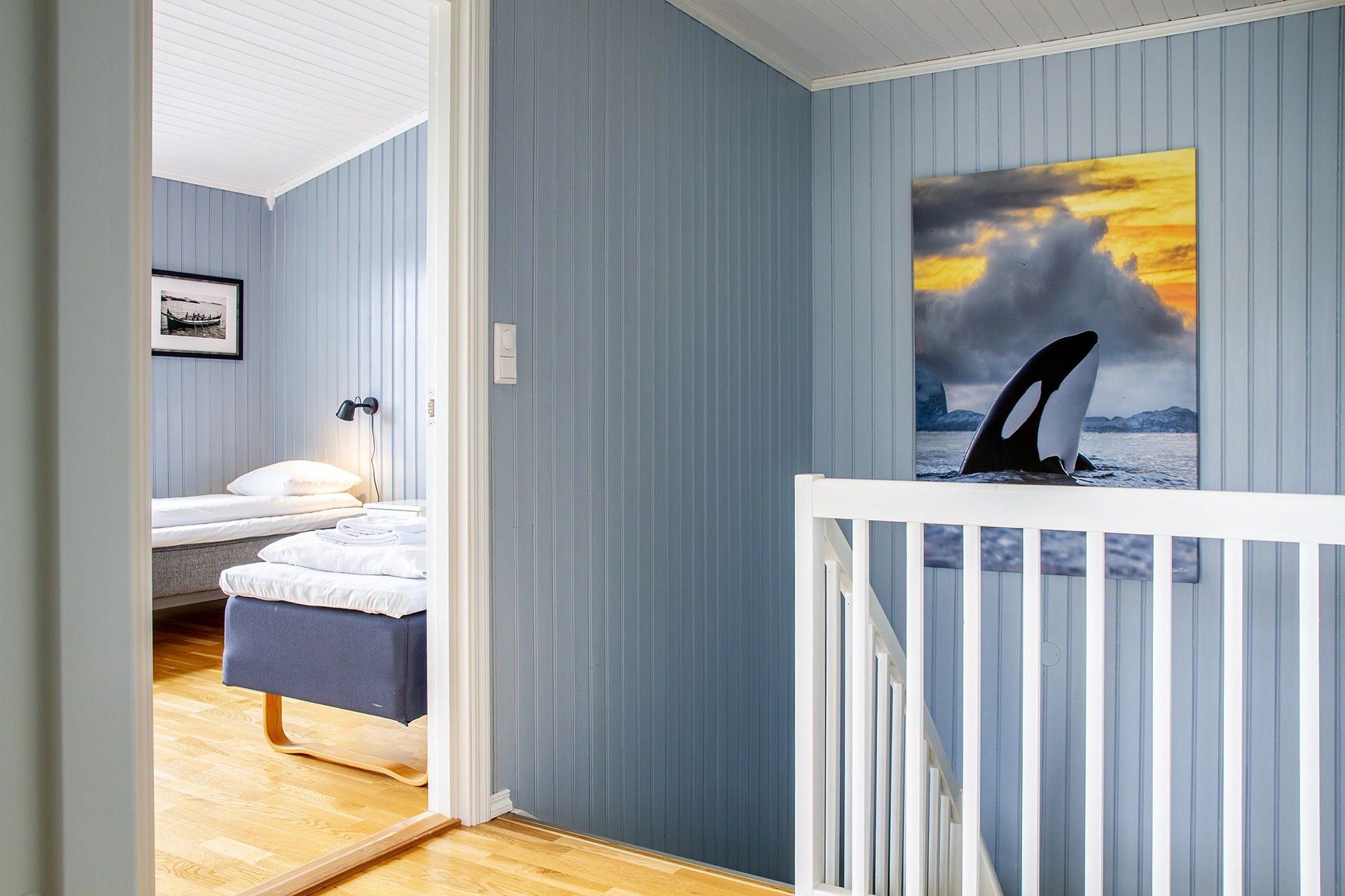 Bedroom an stairs - Rorbuanlegget Svolvær Havn